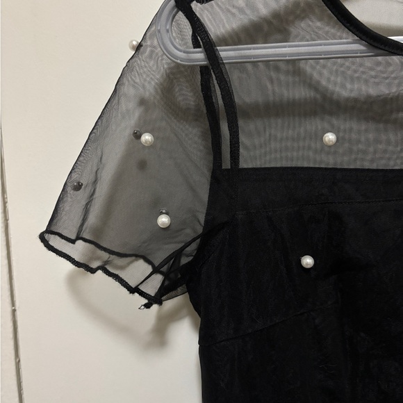 Elegant Black Dress with Pearl Accents - Picture 3 of 7